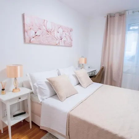Flexible Selfcheckins 70 / Arena / Garage / Bedroom/ New Zagreb Buitenkant foto
