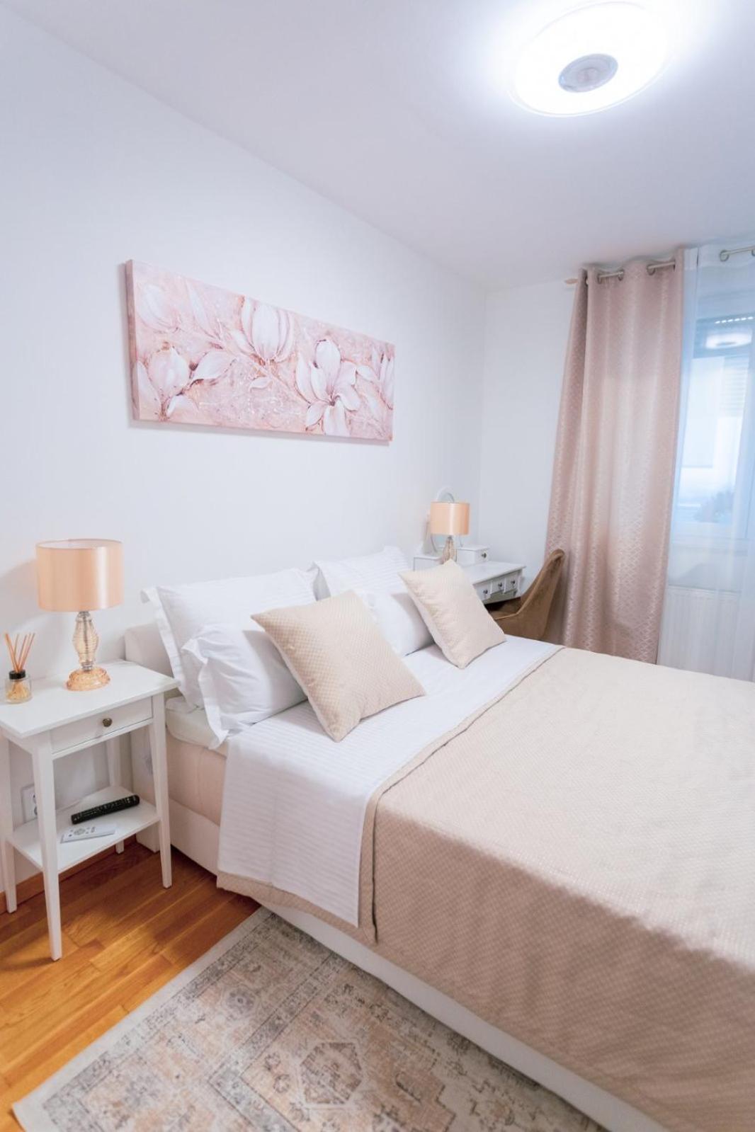 Apartment Flexible Selfcheckins 70 / Arena / Garage / Bedroom/ New Zagreb