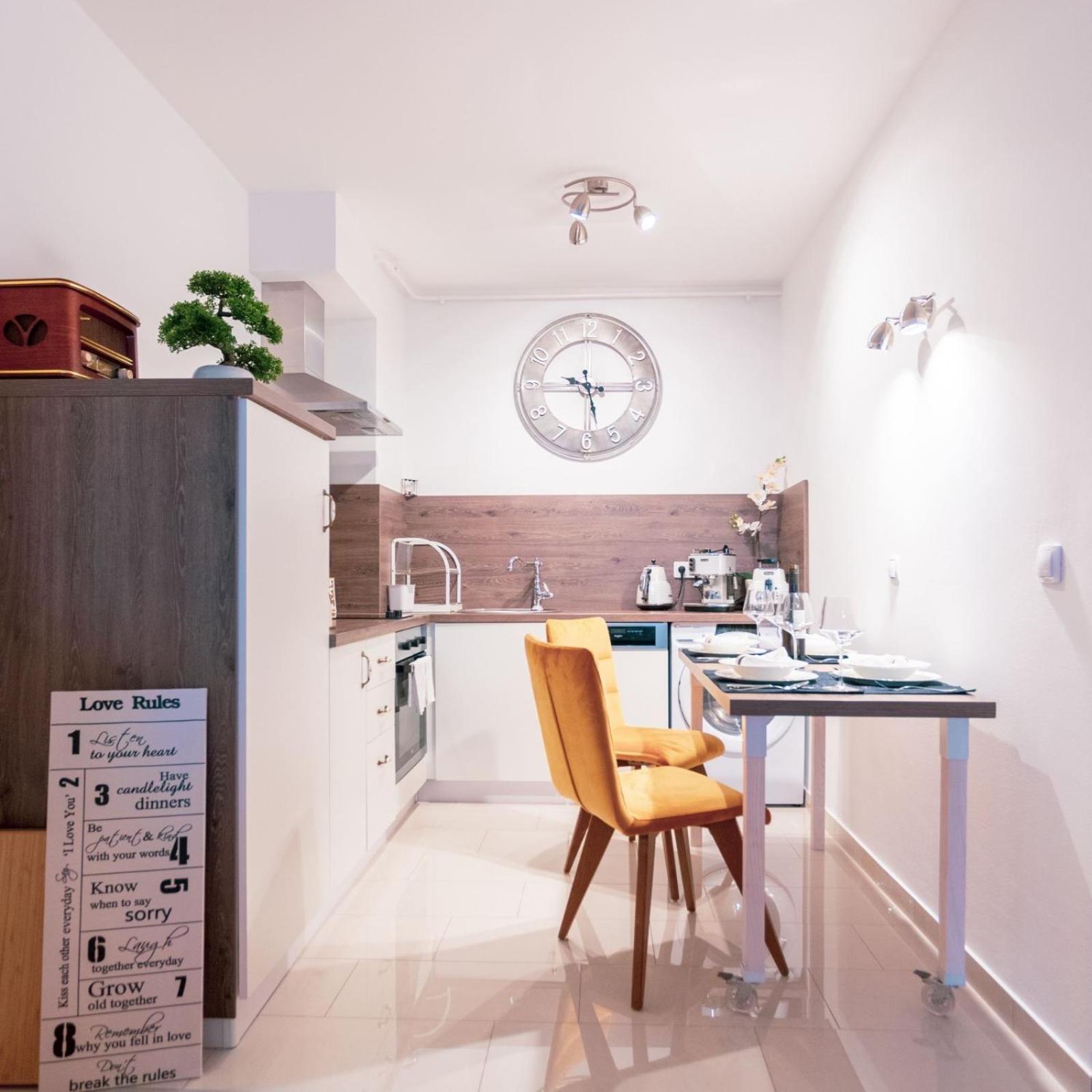 Flexible Selfcheckins 70 / Arena / Garage / Bedroom/ New Apartment *